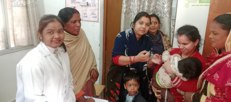 # ग्राम पंचायत हुंकरा में पल्स पोलियो अभियान: बच्चों के चेहरे पर मुस्कान, जिला पंचायत सदस्य सुषमा रवि रजक ने खुद पिलाईं ‘दो बूंद जिंदगी की’