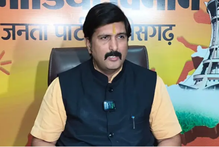 ब्रेकिंग: छत्तीसगढ़ में राजनीतिक तीर-तलवार! BJP प्रवक्ता अमित चिमनानी का कांग्रेस पर भयंकर हमला – “कांग्रेस सनातन के खिलाफ, धर्मांतरण को खुला संरक्षण दे रही है!”