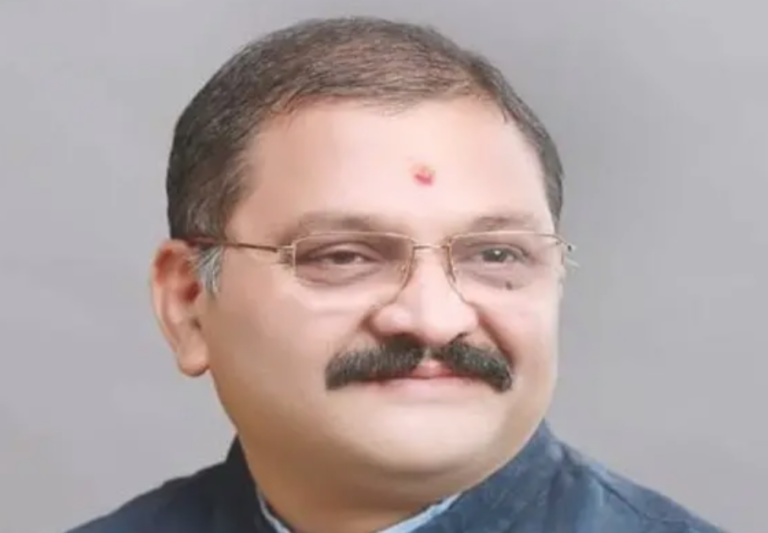 ब्रेकिंग: छत्तीसगढ़ में सनातन vs कांग्रेस का नया दौर! BJP सांसद संतोष पाण्डेय का टी.एस. सिंहदेव पर तीखा हमला – “अफवाह फैलाकर देश-प्रदेश को भ्रमित कर रहे हैं, कांग्रेस का सनातन विरोधी चरित्र उजागर!”