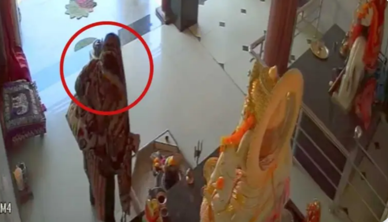 भिलाई। भगवान के सामने माथा टेका, फिर झोला भरकर हो गई रफूचक्कर! भिलाई के गणेश मंदिर में महिला ने की अनोखी चोरी, सीसीटीवी में कैद हुई पूरी वारदात