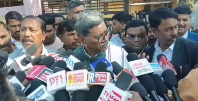 जेल में पहुंचे नेता प्रतिपक्ष महंत, बोले- बालेश्वर साहू के साथ BJP की घिनौनी साजिश! अब हाईकोर्ट तक लड़ेंगे