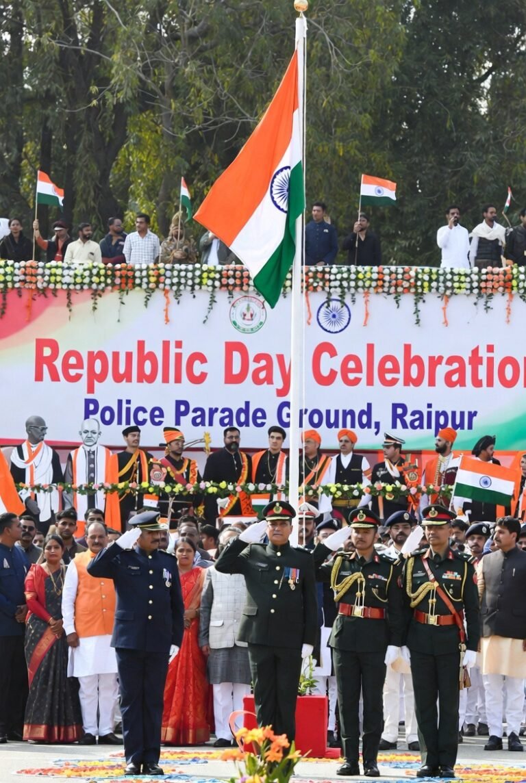 77वें गणतंत्र दिवस पर रायपुर में धूमधाम: राज्यपाल रमेन डेका ने फहराया तिरंगा, परेड की ली सलामी
