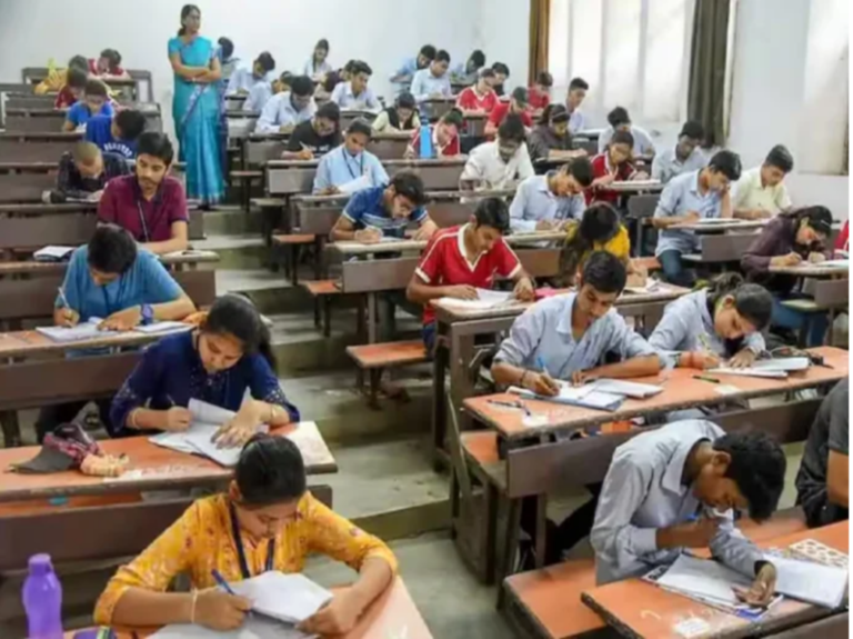 छत्तीसगढ़ बोर्ड परीक्षा से पहले बड़ा झटका: 1413 छात्रों को 75% उपस्थिति न होने पर मुख्य परीक्षा से बाहर किया गया