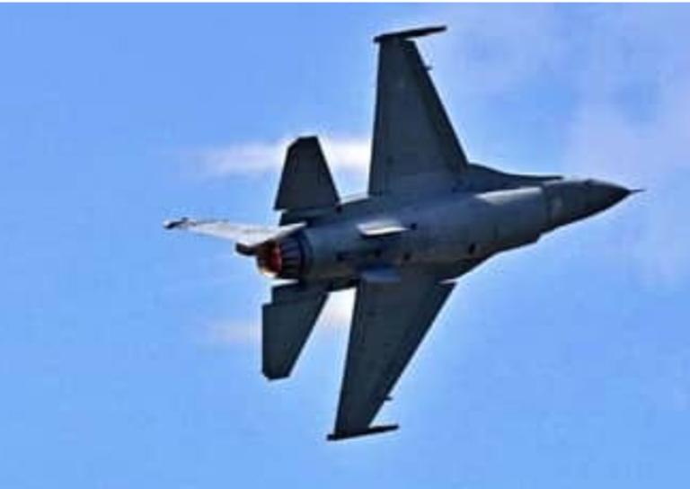 अमेरिका ने ईरान के पास भारी सैन्य तैनाती बढ़ाई: 24 घंटे में 50+ लड़ाकू विमान भेजे, खामेनेई ने दी कड़ी चेतावनी