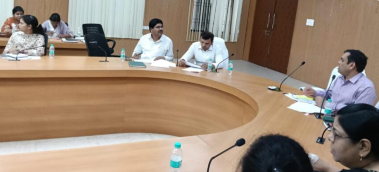 कोरबा जिले में राजस्व कार्यों को गति देने के लिए सख्त कदम: मासिक समीक्षा बैठक में मसाहती सर्वेक्षण पर फोकस, लापरवाही बरतने वाले 15 अधिकारियों को नोटिस