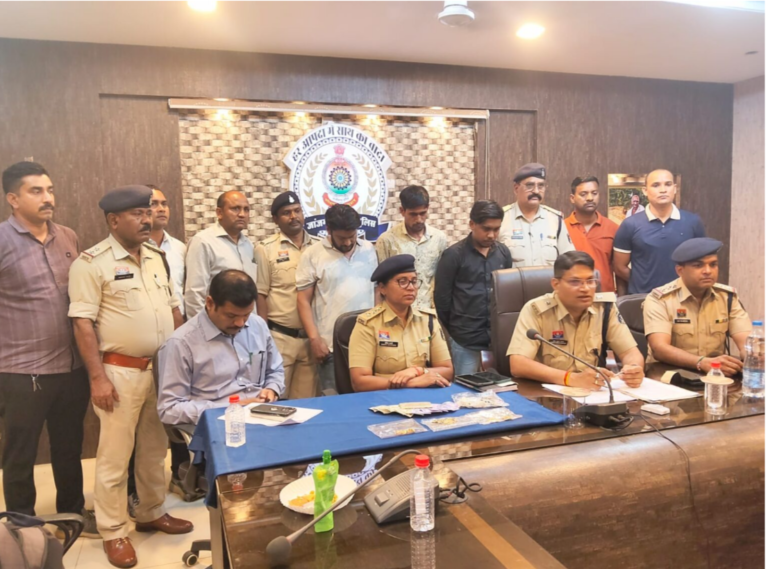 जांजगीर-चांपा में सूने मकानों में चोरी करने वाले गिरोह का भंडाफोड़: 9.54 लाख के जेवर, नगदी और स्कूटी बरामद, तीन आरोपी गिरफ्तार