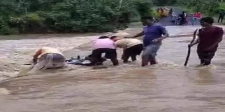 उफनते नाले में बाइक लेकर उतरा बुजुर्ग, बाल-बाल बची जान